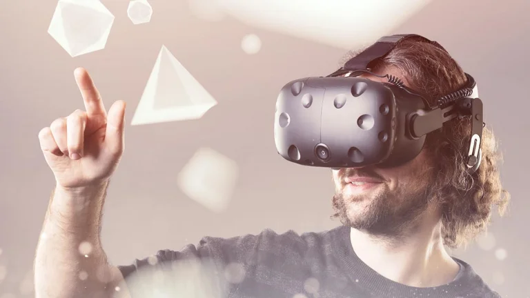 Person mit VR-Brille, die Formelemente in der Luft berührt