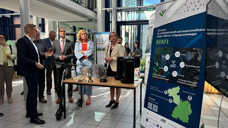 Bundestagspräsidentin Julia Klöckner MdB und der rheinland-pfälzische Staatsminister für Wissenschaft und Gesundheit, Clemens Hoch informieren sich bei einem Rundgang über das Forschungsprojekt KRAFt