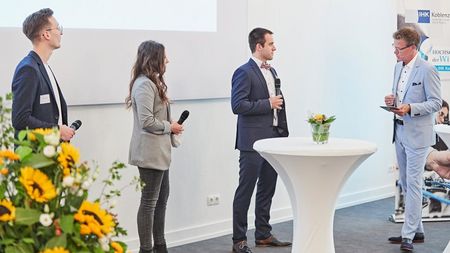 Manuel Barth (2. v. r.) im Gespräch mit dem Moderator Ralph Szepanski / Foto: Marco Rothbrust Fotografie/IHK Koblenz Manuel Barth (2. v. r.) im Gespräch mit dem Moderator Ralph Szepanski / Foto: Marco Rothbrust Fotografie/IHK Koblenz