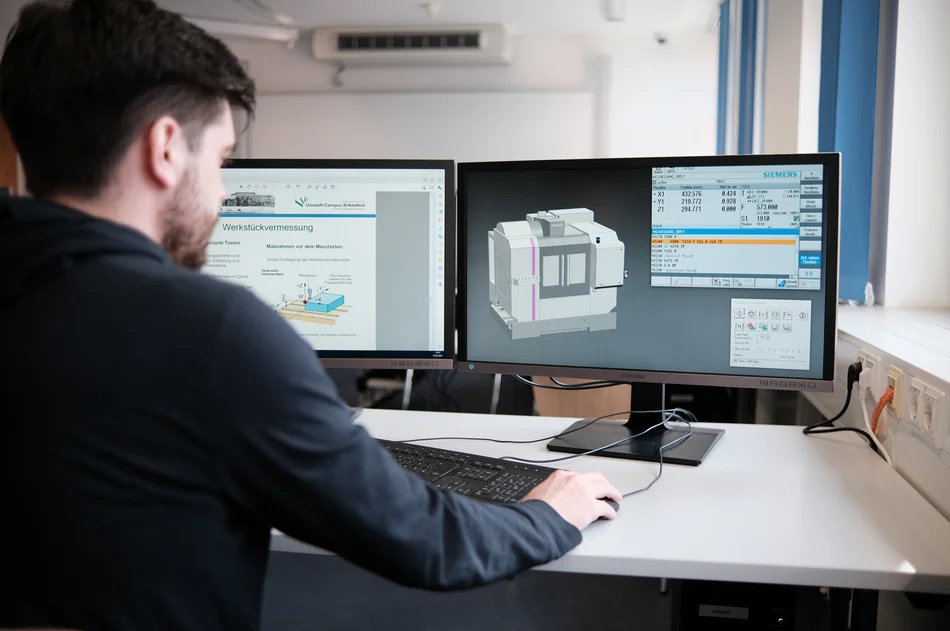 Study Progam "Digital Engineering and Manufacturing" Titelbild: Person vor PC-Bildschirm, CAD-Modell