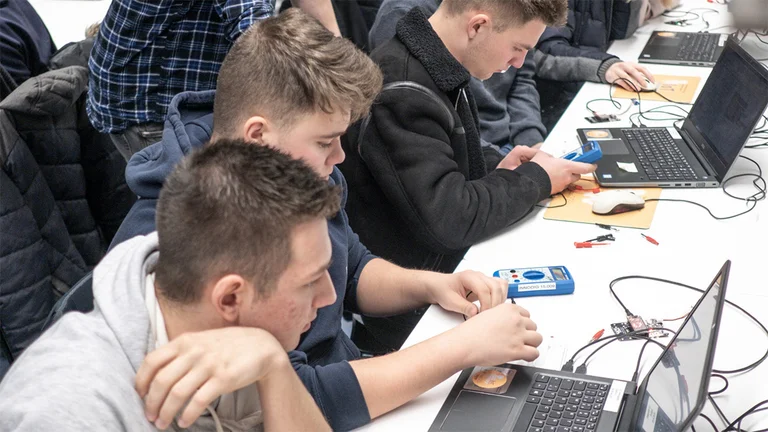 Personen arbeiten mit Mikrokontrollern