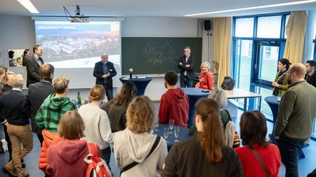 Gruppe im Raum beim Vortrag