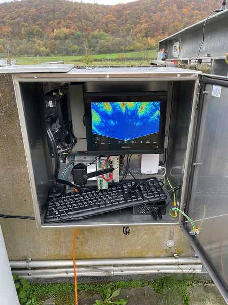 PC Setup wettergeschützt im Kasten zur Aufzeichnung und Überwachung vor Ort.