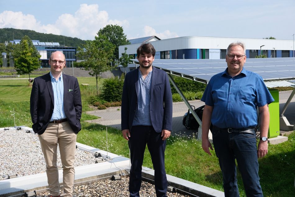 Prof. Dr. Henrik te Heesen, MdL Fabian Ehmann and Prof. Dr. Klaus Helling in front of the solar carports at the communication building