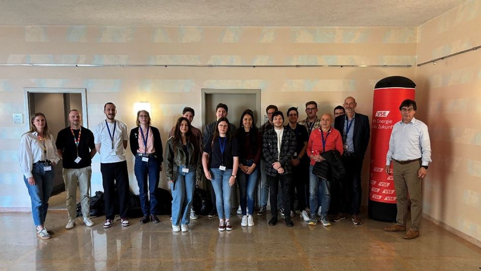 Prof. Dr. Rolf Krieger (2. v.r), Studiengangsleiter Umwelt- und Wirtschaftsinformatik, mit Studierenden und Fr. Ziegler (1.v.l.) und Hr. Lermen (1.v.r) von der VSE AG beim Besuch des Unternehmens am 19. Mai 2025 am Standort Saarbrücken.