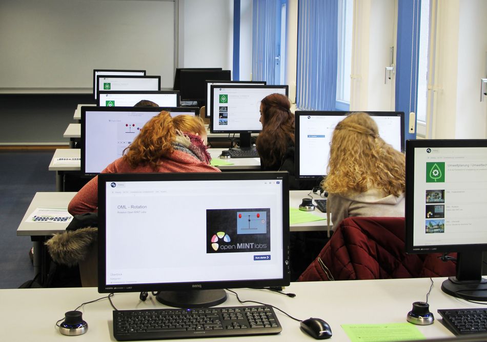 Foto: Anne-Kathrin Schirra | Interessierte Anwender eines virtuellen OML-Labors bei einem Infotag am Umwelt-Campus 2019, einem der projektbeteiligten Standorte