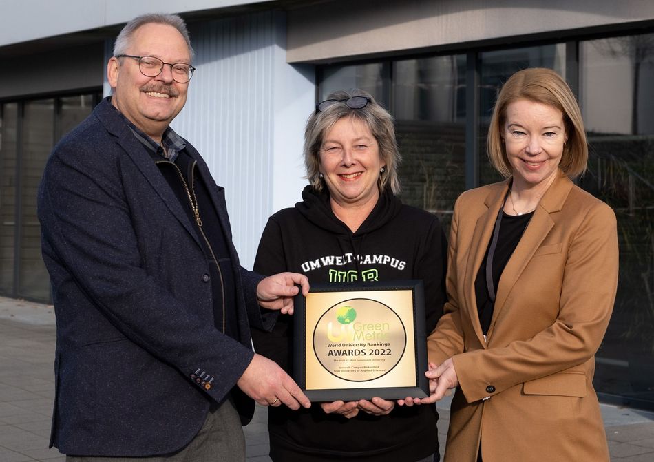 v.l.n.r.: Prof. Dr. Klaus Helling (Nachhaltigkeitsbeauftragte des Umwelt-Campus Birkenfeld), Claudia Hornig (Kanzlerin der Hochschule Trier) und Prof. Dr. Dorit Schumann (Präsidentin der Hochschule Trier) freuen sich über die Auszeichnung