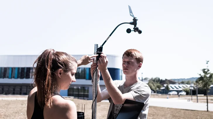 Titelbild: Personen mit Anemometer