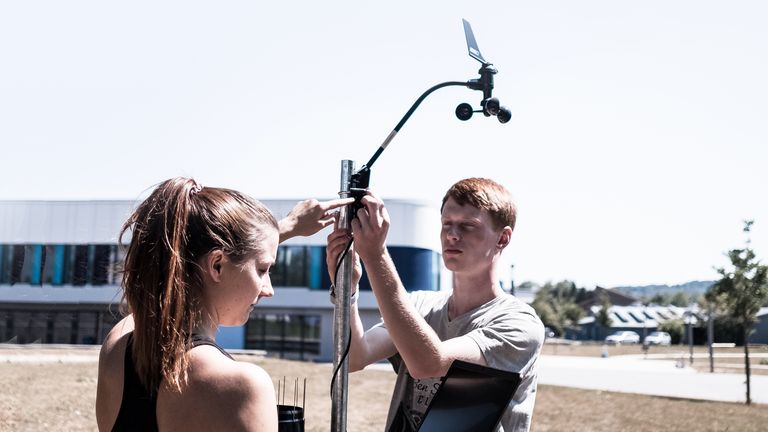 Titelbild: Personen mit Anemometer