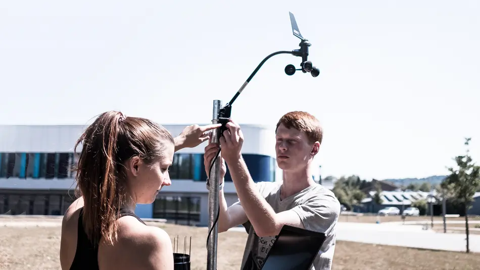 Titelbild: Personen mit Anemometer