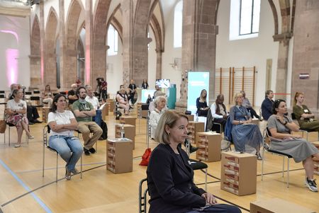 Nur wenige Gäste waren vor Ort in der Reichsabtei St.Maximin (im Vordergrund die Präsidentin der HS Trier, Frau Prof. Dorit Schumann). Zuschauer im ganzen Land verfolgten den Live-Stream im Internet (Foto: Staatskanzlei RLP/Tittl)