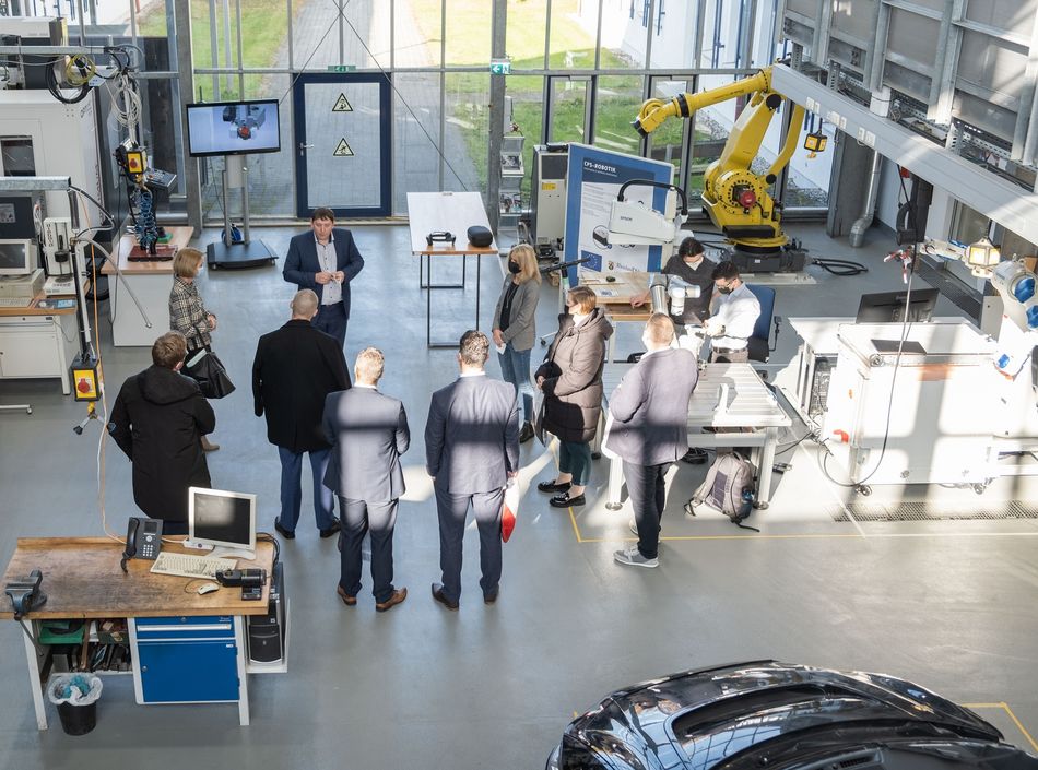 Participants in the mechanical engineering lab with Prof. Vette-Steinkamp