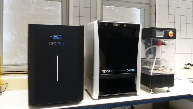 Drei 3D-Drucker nebeneinander