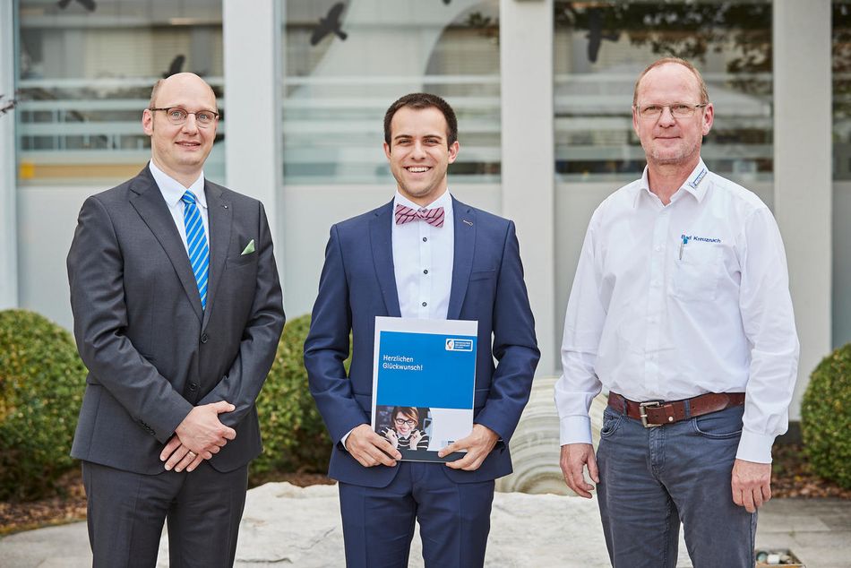 Manuel Barth (center) with his supervisor at the company, Mr. Andreas Kopp (right), and with Prof. te Heesen (left). Copyright: Marco Rothbrust Photography/IHK Koblenz