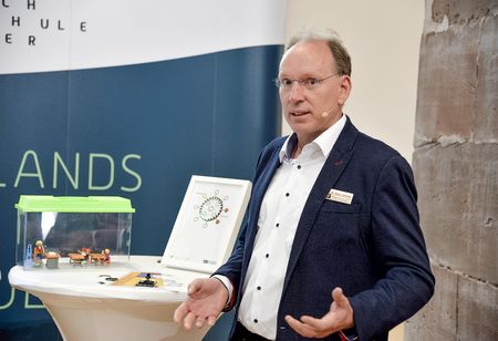 Figure 2: Prof. Klaus-Uwe Gollmer erläutert die IoT gestützte CO2-Ampel am Stand der Hochschule Trier (Foto: Staatskanzlei RLP/Tittl)