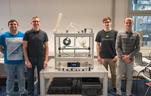 Gruppenfoto neben dem Eigenbau 3D-Drucker Gruppenfoto neben dem Eigenbau 3D-Drucker