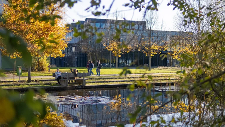 Blick über den Teich auf den Umwelt-Campus, Herbstlaub, Sonne