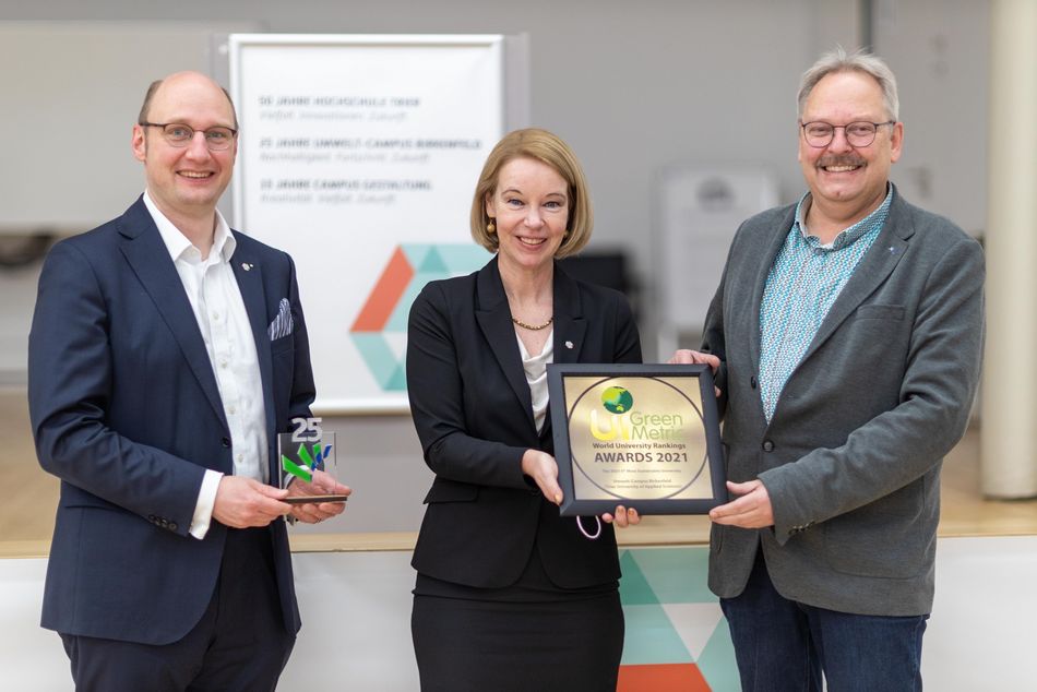 Prof. Dr. Henrik te Heesen, Präsidentin Prof. Dr. Dorit Schumann und Nachhaltigkeitsbeauftragter Prof. Dr. Klaus Helling mit der Auszeichnung.