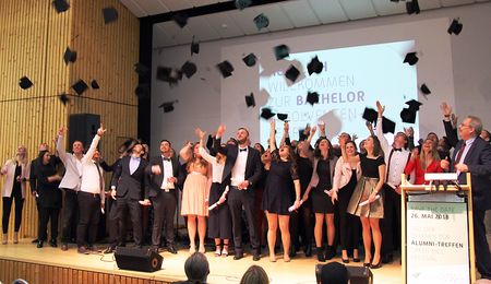 Bachelorabsolventen beim Werfen der Hüte Bachelorabsolventen beim Werfen der Hüte