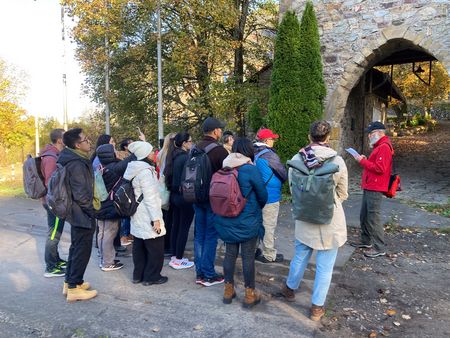 Exkursion im Nationalpark. Gruppe wandert mit Führer durch Wald.
