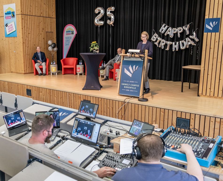 Hochschulpräsidentin Prof. Dr. Dorit Schumann begrüßt alle teilnehmenden Gäste. Im Hintergrund das Technik-Setup.