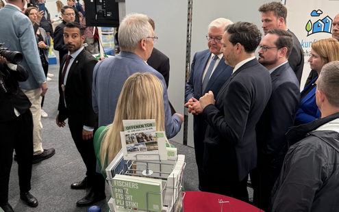 Prof. Dr. Klaus Helling im Gespräch mit Bundespräsident Frank-Walter Steinmeier am Infostand des Umwelt-Campus.