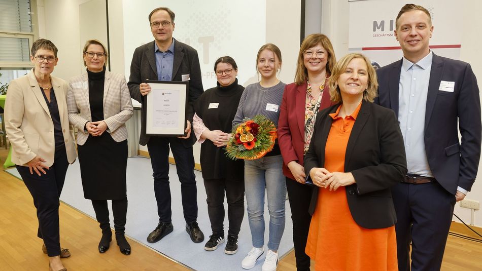 v.l.n.r.: Petra Dick-Walther [Staatssekretärin Wirtschaftsministerium], Dr. Stefanie Hubig  [Bildungsministerin], Prof. Dr. Stefan Naumann, Yasmin Juncker, Franziska Mai [Umwelt-Campus Birkenfeld], Nicole Steingaß [Staatssekretärin Wissenschaftsministerium], Katrin Eder [Klimaschutzministerin], Tim Thielen [Leitung MINT-Geschäftsstelle] Bildnachweis: MINT-Geschäftsstelle | Foto: Stefan F. Sämmer