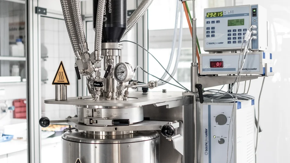 Titelbild Study Program "Biological, Pharmaceutical and Process Engineering" Titelbild: Labor geschlossener Edelstahlbehälter mit Schläuchen und Messfühlern