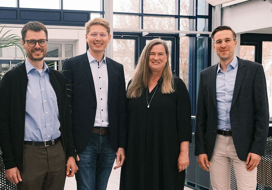 Die Prodekanin Prof. Dr. Anne Schweizer begrüßt die neuen Professoren im FB UPT, die im Sommersemster 2025 ihren Dienst aufgenommen haben (v.l.n.r.): Prof. Dr.-Ing. Jens Dittmann, Prof. Dr. Christoph Kreiterling, Prof. Dr.-Ing. Florian Mohr.
