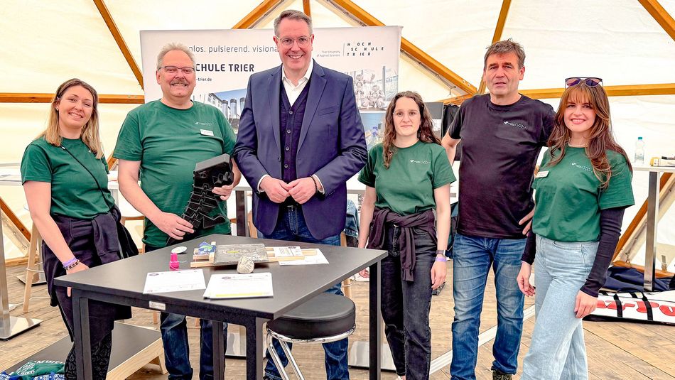 Professoren und Mitarbeiterinnen vom Umwelt-Campus Birkenfeld mit Ministerpräsident Alexander Schweitzer