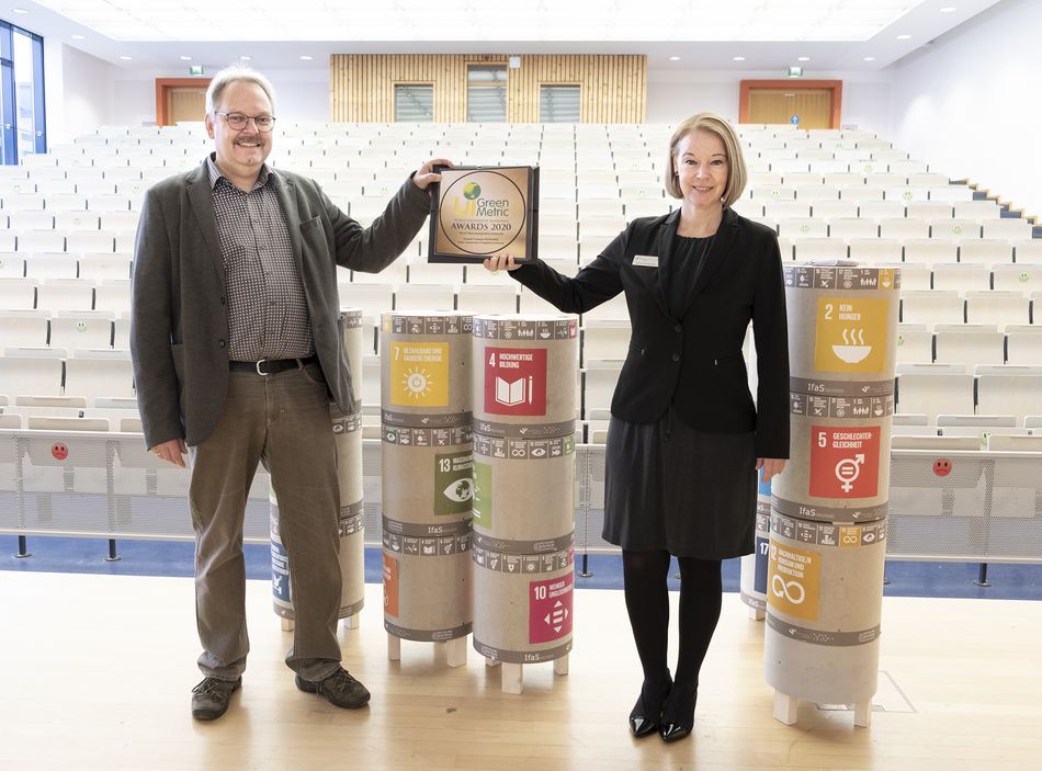 Prof. Dr. Dorit Schumann (Präsidentin der Hochschule Trier) und Prof. Dr. Klaus Helling (Dekan des Fachbereichs Umweltwirtschaft/Umweltrecht und Nachhaltigkeitsbeauftragter) mit der Auszeichnung