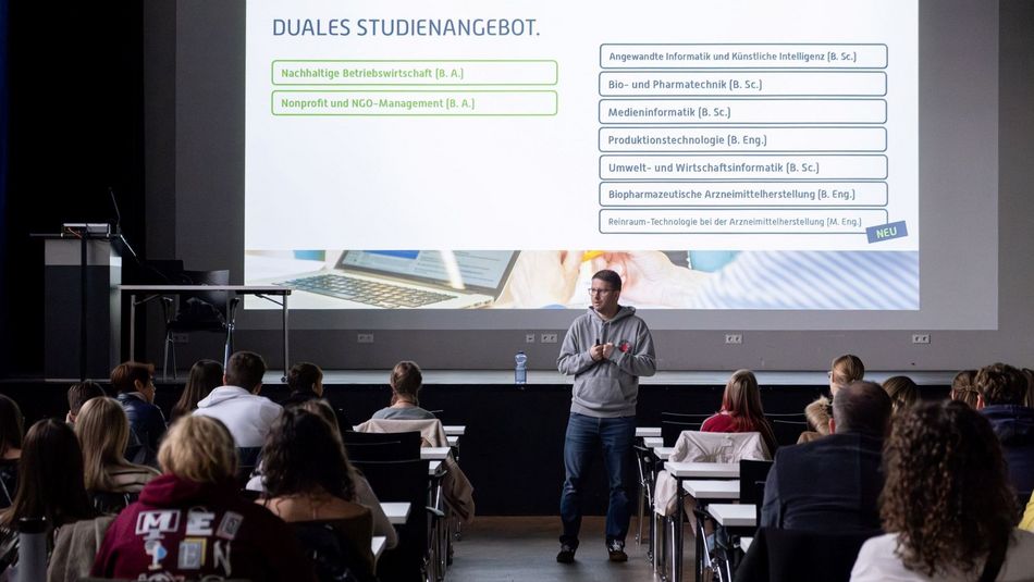 Begrüßung durch den Initiator des Hochschulpraktikums Prof. Dr. Stephan Didas