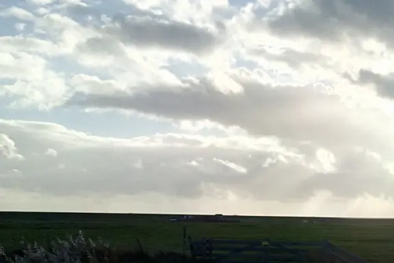 Sonne scheint durch die Wolken
