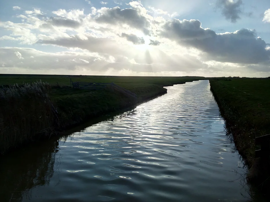 Sonne scheint durch die Wolken