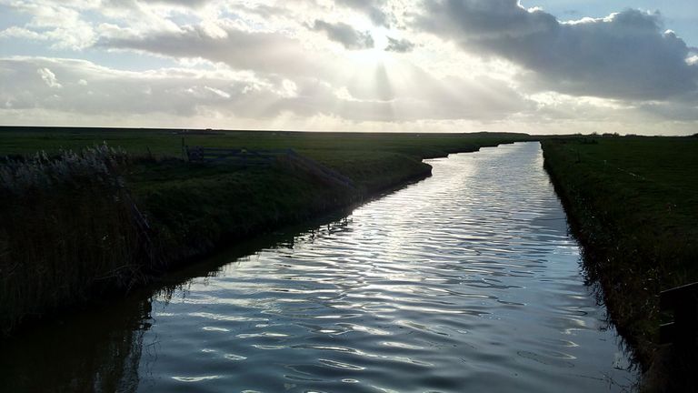 Sonne scheint durch die Wolken