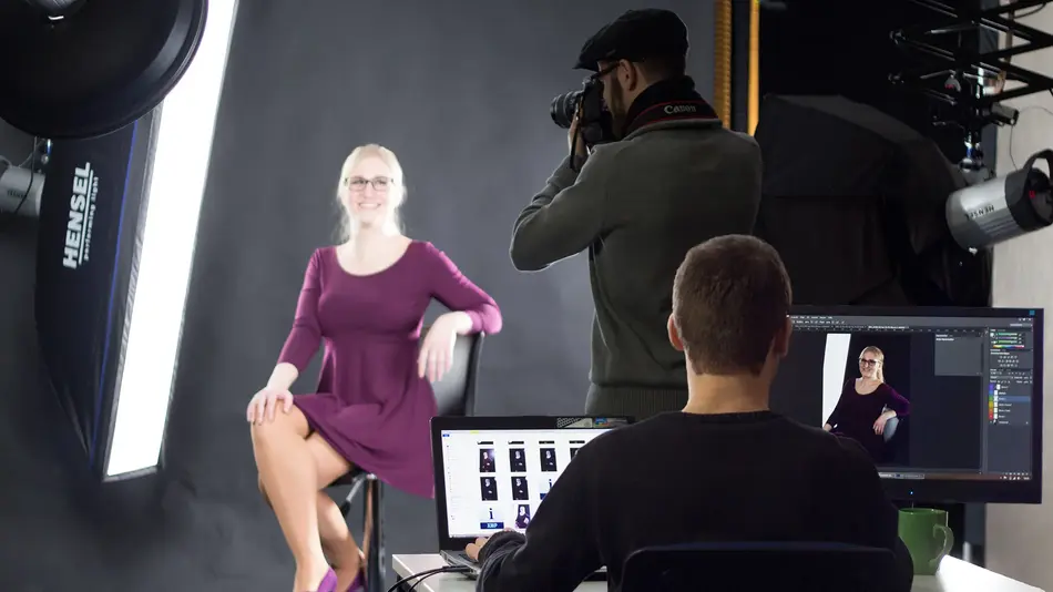 Fotolabor, Model, beleuchtet mit professionellem Licht und Fotograf