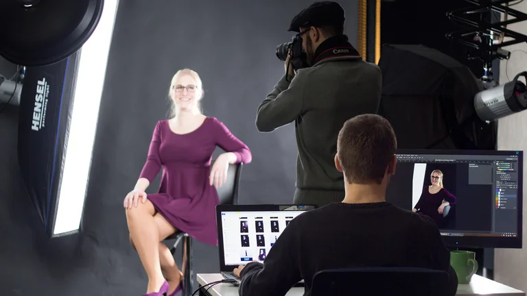 Fotolabor, Model, beleuchtet mit professionellem Licht und Fotograf