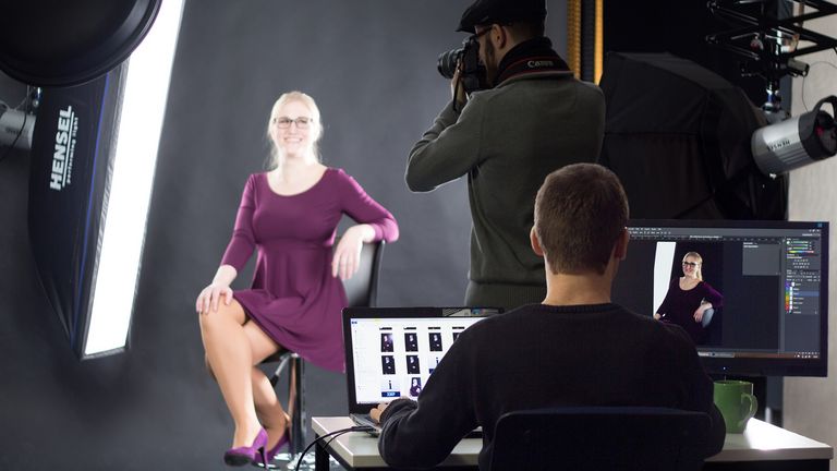 Titelbild: Model im Fotolabor mit Fotograf