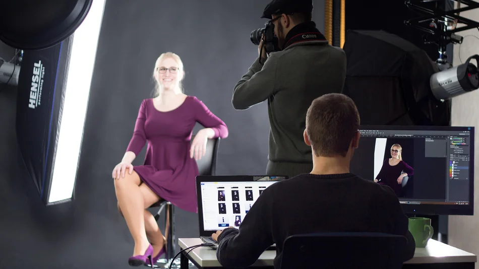 Titelbild: Model im Fotolabor mit Fotograf