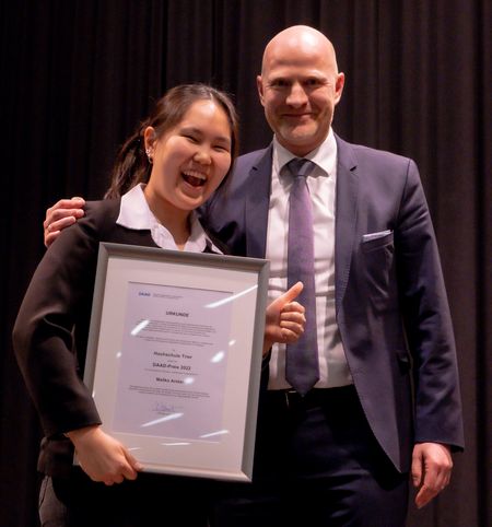 DAAD-Preis: Malika Arstan mit Prof. Dr. Christian Kammlott