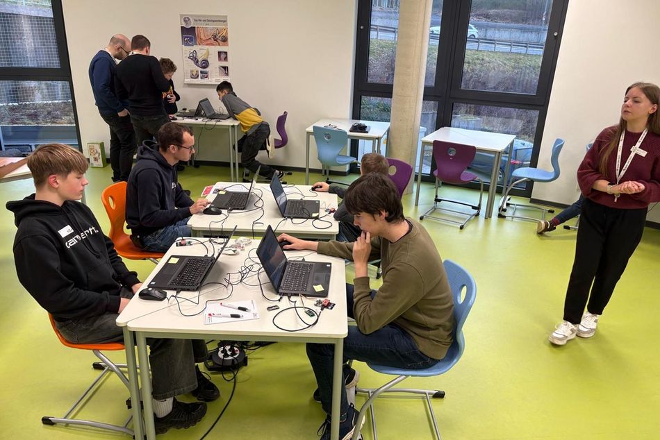 teilnehmende Jugendliche beim Programmieren zweier funktionsfähiger Hochwasserpegel | Foto: Manfred Wientgen 