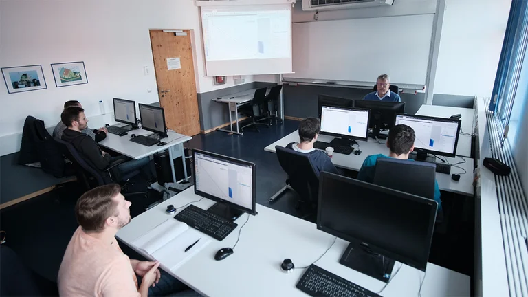 Mehrere PC-Arbeitsplätze in einem Seminarraum