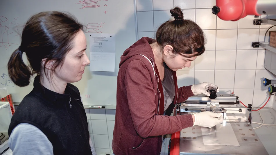 Titelbild_Studiengang_Bachelor_ANT Titelbild: Personen im Labor, Probenvorbereitung: Reinigung