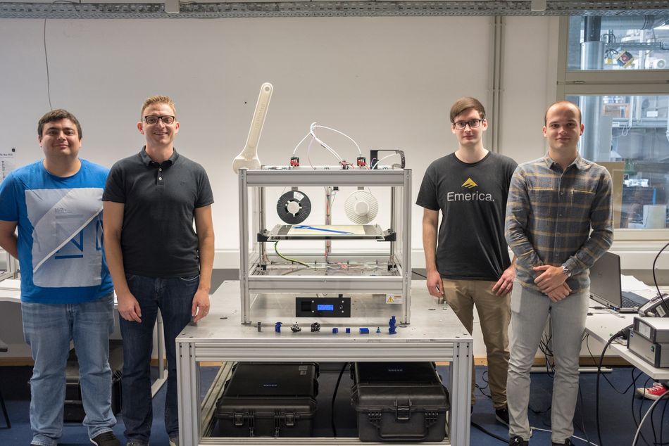 Das Projektteam am 3D-Drucker Das Projektteam am 3D-Drucker
