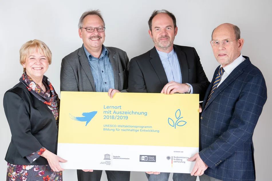 Prof. Dr. Helling & Prof. Dr. Rick nehmen Auszeichnung als BNE-Lernort entgegen