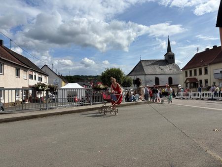Studierende des UCB beim traditionellen Schubkarrenrennen in Hoppstädten-Weiersbach erfolgreich